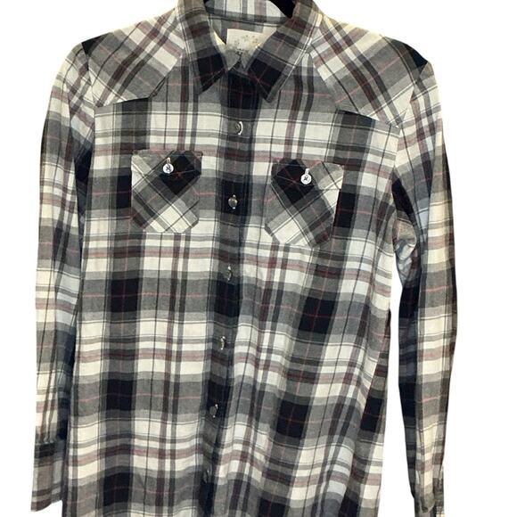 Izod Men's Casual Plaid Shirt - Black, Gray, and Red - Picture 3 of 6